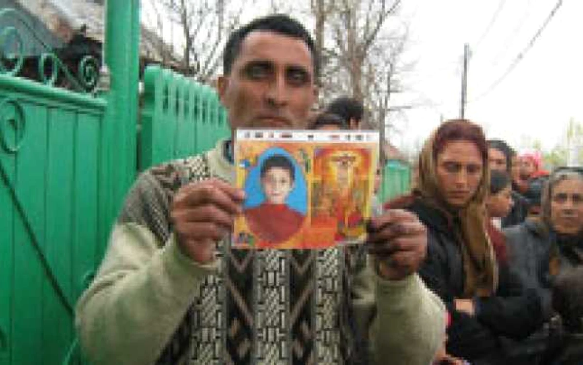 Ilie Budică ţine în mână ultima fotografie făcută fiulu său, Claudiu