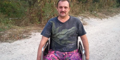 Bărbatul rămas fără mâini şi fără picioare are nevoie de o sobă
