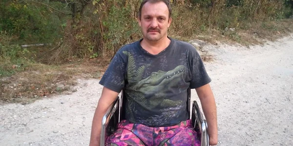 Bărbatul rămas fără mâini şi fără picioare are nevoie de o sobă