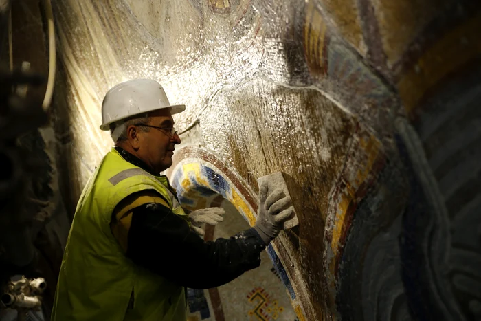 Finisaje la pictura în mozaic la Catedrala Neamului