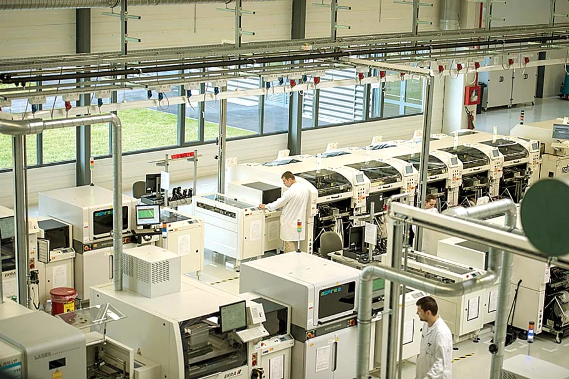 Maşina are pe capotă  o cameră video  conectată la computer (Fotografii: Bosch/ Guliver Rexfeatures)