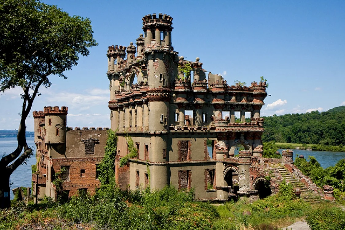 cele mai frumoase constructii abandonate din lume. Castelul Bannerman a fost considerat un loc al crimei şi al vapirilor. FOTO kuriositas.com