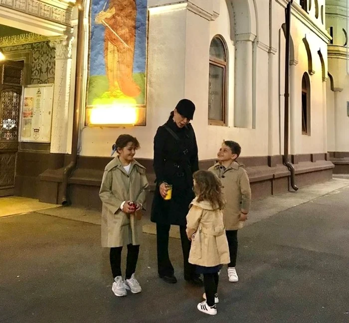 
    Elena Băsescu, răbdătoare și grijulie cu cei trei copiifoto: Instagram  