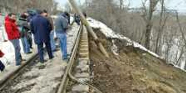 Terasamentul căii ferate în zona Balota, judeţul Mehedinţi, s-a surpat sâmbătă noapte, iar trei trenuri au fost oprite din drum