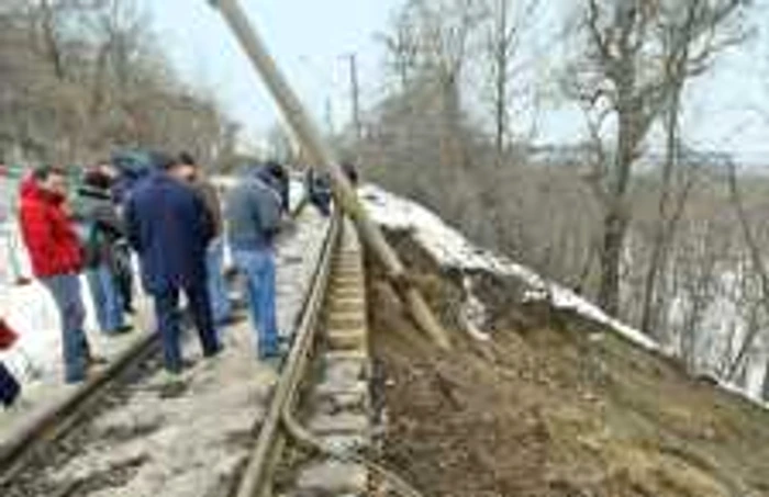Terasamentul căii ferate în zona Balota, judeţul Mehedinţi, s-a surpat sâmbătă noapte, iar trei trenuri au fost oprite din drum