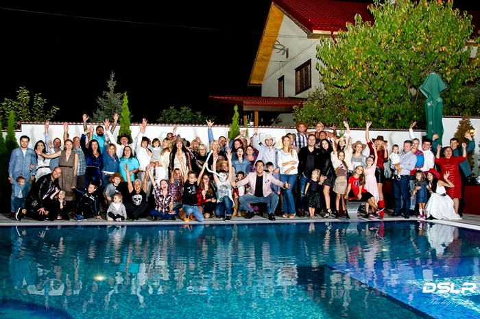 Petrecerea a avut loc la piscină