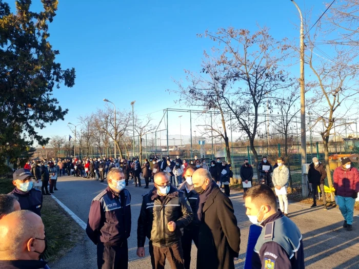 Examinatorii din Vâlcea, la proba practică a examenului auto, în Argeş  Foto: Instituţia Prefectului Argeş