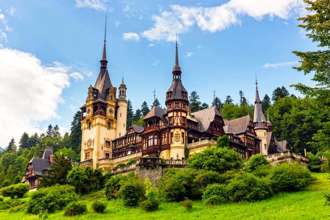 
    Construit de Regele Carol I cu bani personali și inaugurat în 1883, Castelul Peleș a fost, pentru decenii, reședința de vară a Familiei Regale, fiind retrocedat Regelui Mihai în 2007Foto:Shutterstock  