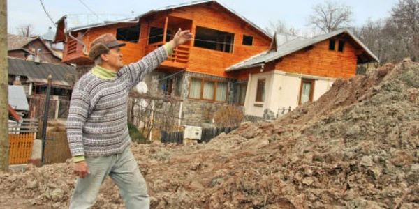 Pământul din curţi a luat-o la vale şi ameninţă casele  