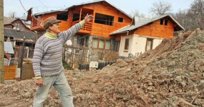 Pământul din curţi a luat-o la vale şi ameninţă casele