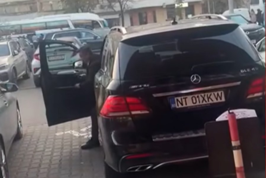 Ce spune primarul Iaşiului după ce a fost filmat parcând un Mercedes pe un loc rezervat persoanelor cu handicap