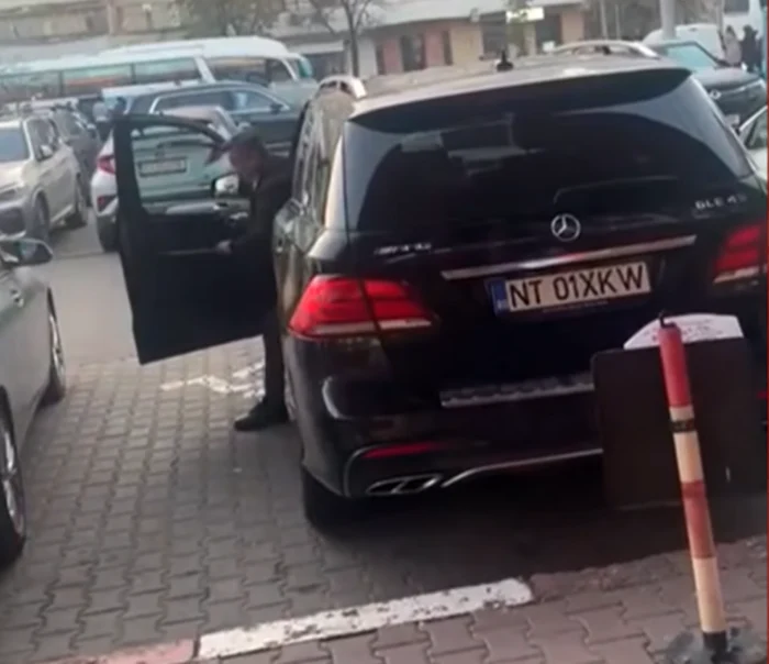 Primarul a parcat pe două locuri, nu doar pe cel pentru persoane cu dizabilităţi. Foto:captură video