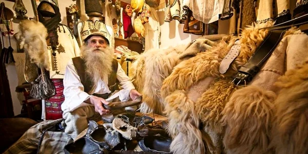 Opincarul Alexandru Ilinca în atelierul său de opincărie de la marginea municipiului Râmnicu Vâlcea Foto Ioan Ciobotariu