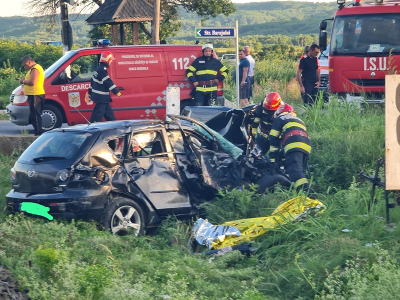 Coliziune între un tren Regio Expres cu 50 de pasageri și o mașină. Una dintre cele cinci victime a murit