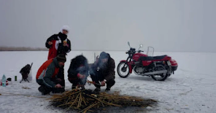 Cu motocicleta pe lac