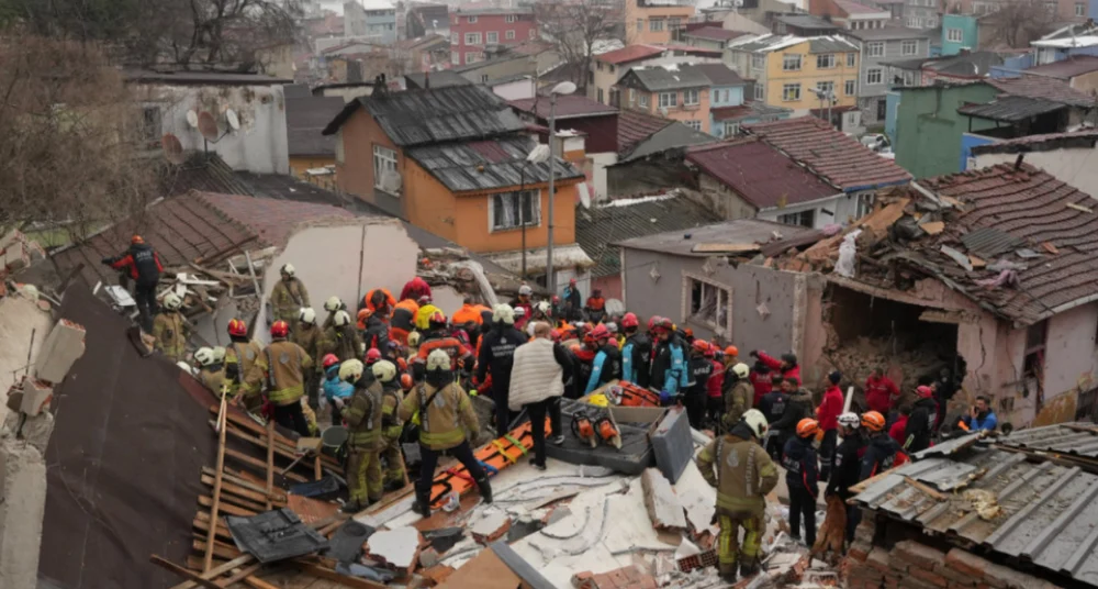 Istanbul, zguduit de o explozie majoră, chiar înainte de barajul Turcia-România. Cinci oameni au fost prinși sub clădirile prăbușite