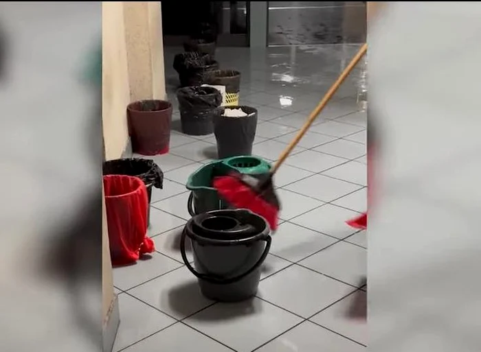 Angajații s-au mobilizat cu găleți FOTO: captură video
