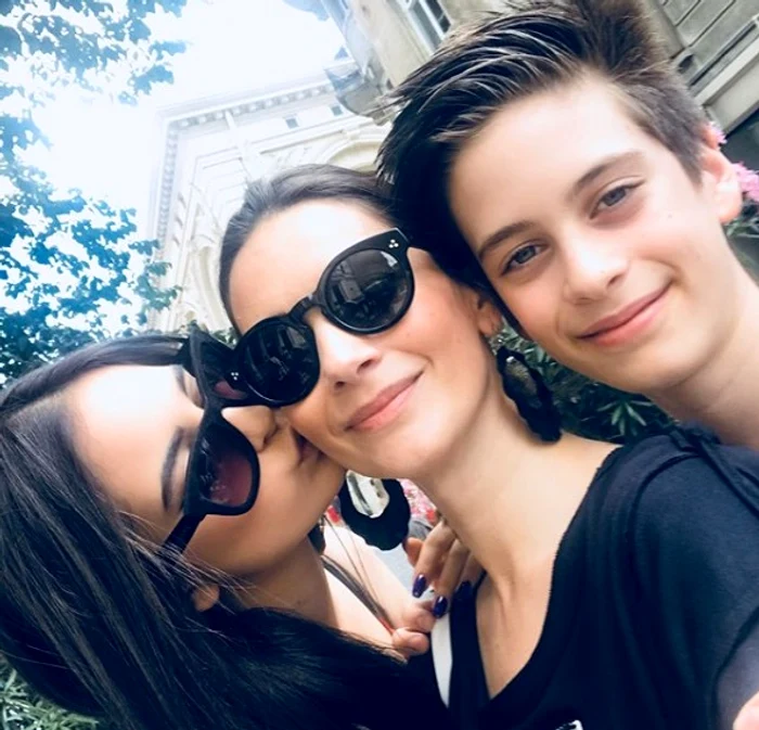 Andreea Berecleanu, alături de Eva și Petru Foto: Instagram