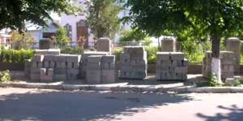 Bărbaţii sustrăseseră din paleţii aflaţi pe trotuar