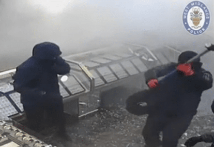 Imagini din timpul unui jaf spectaculos. Hoții au furat bijuterii de 300.000 de euro în plină zi