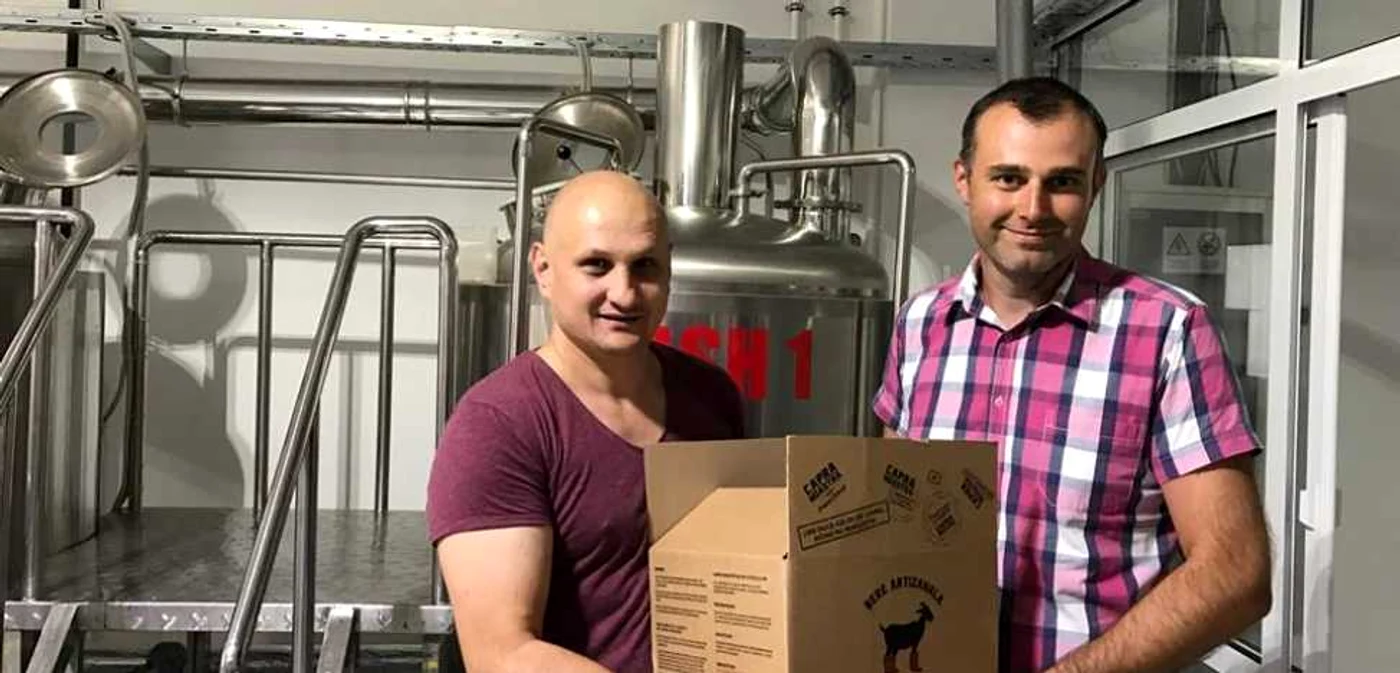 Ionel Păsărica (stânga) în făbricuţa din Iaşi FOTO Facebook Capra Noastră