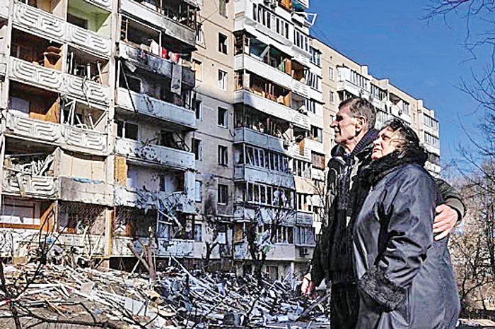 Oameni şocaţi se uită cum munca lor de o viaţă a devenit ruină