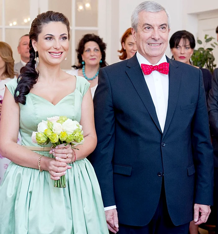 Călin Popescu Tăriceanu este căsătorit din anul 2013 cu Loredana Moise