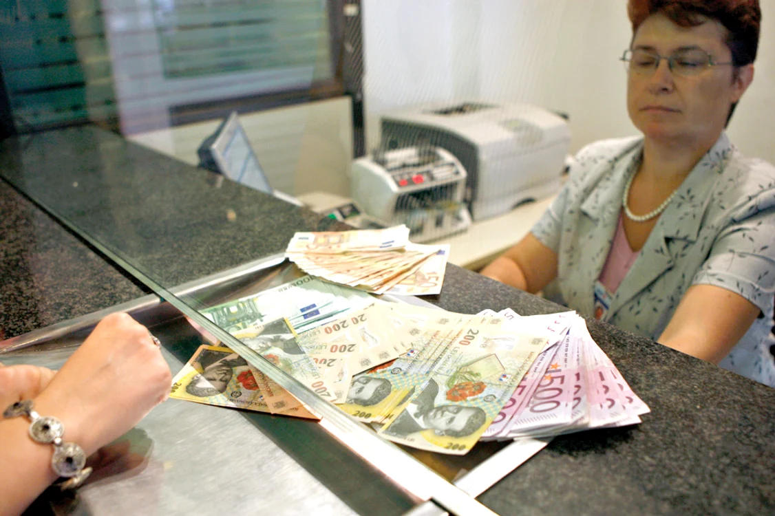 
    Cursul de schimb stabilit ieri de Banca Centrală  Europeană a fost 4,5223 lei pentru un euro  