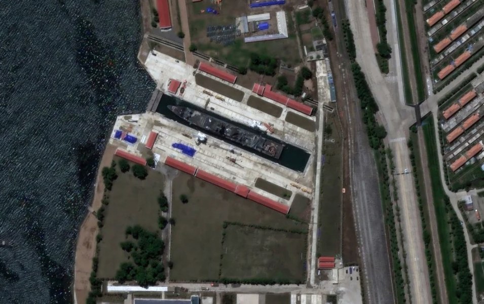 Noi imagini prin satelit cu nava de război avariată a Coreei de Nord. Unde a fost transferată