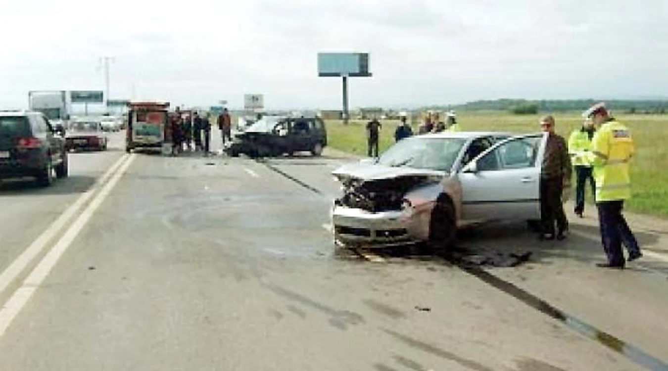 10 noiembrie 2013: 2 morţi şi 6 răniţi, în urma impactului dintre trei autoturisme