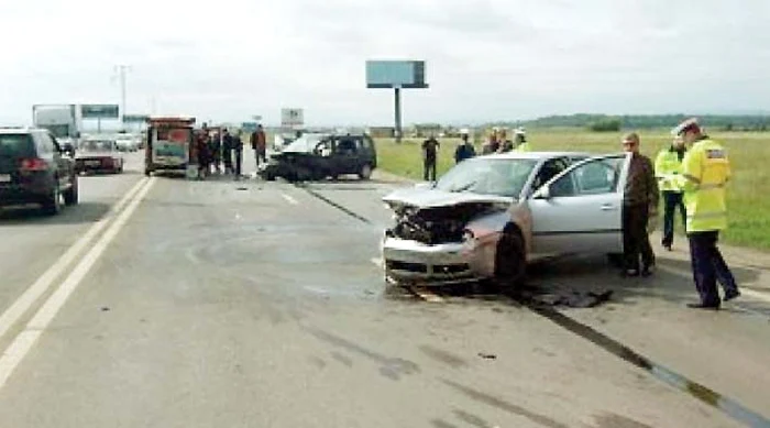 10 noiembrie 2013: 2 morţi şi 6 răniţi, în urma impactului dintre trei autoturisme