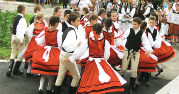 Copiii au jucat hora la Cântecele Oltului