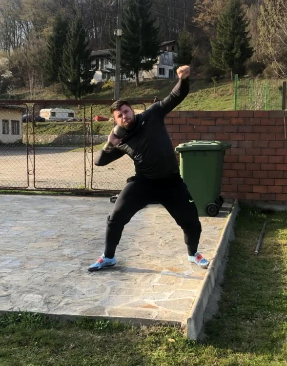 Rareș Toader face antrenamente cu bila de greutate în curtea caseti din Căciulata