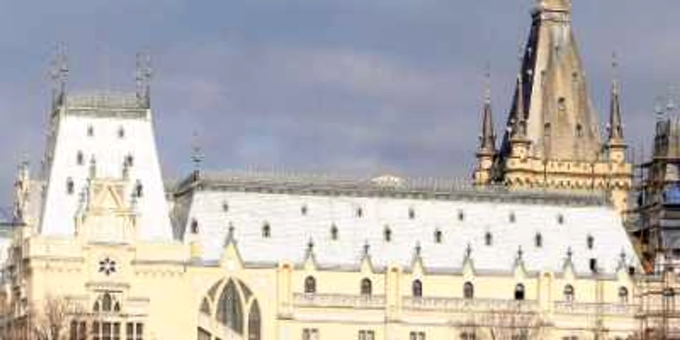 Tabla de zinc cu care a fost acoperit Palatul Culturii este foarte lucioasă