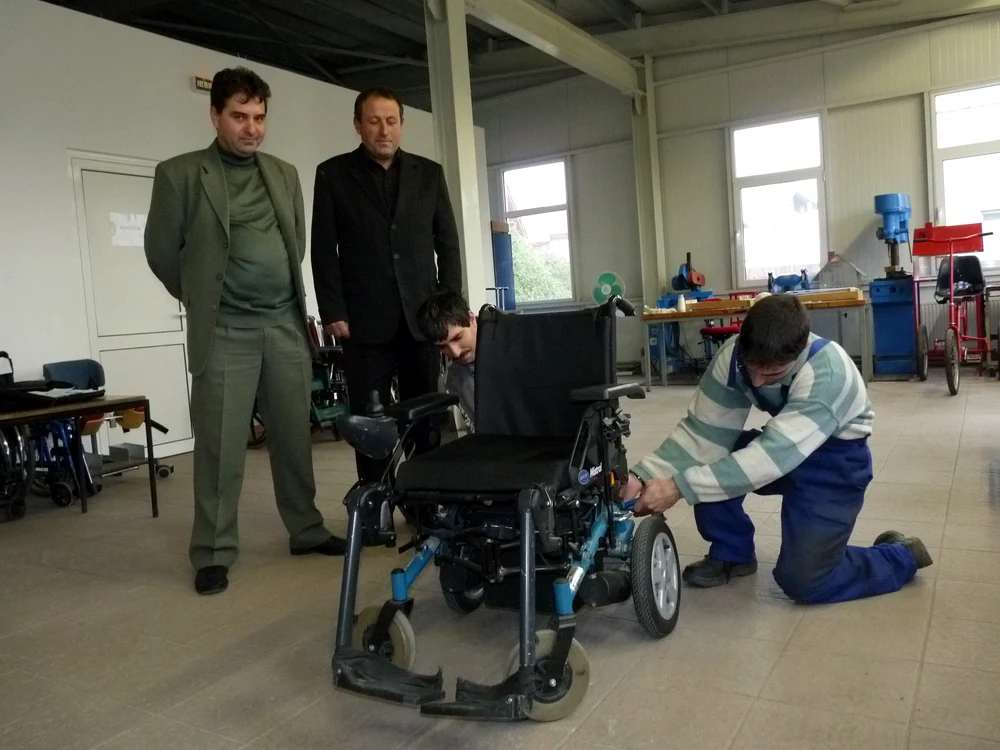 Alexandru şi Ovidiu repară cărucioare şi proteze