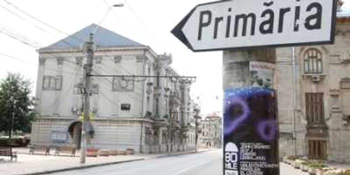 Primăria sfidează criza cu prime salariale, Foto: Bogdan Dimofte 