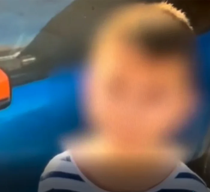 Copilul a fost filmat de un vecin în timp ce parca mașina