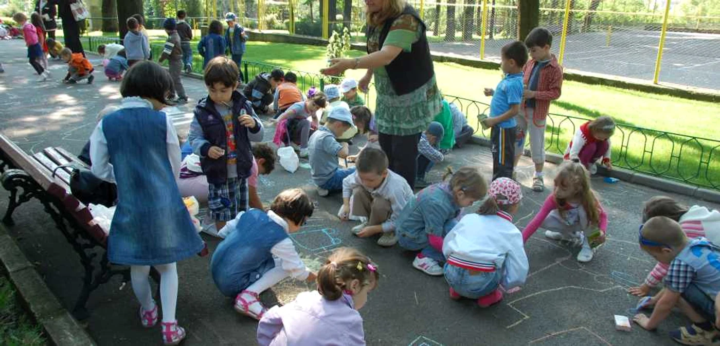 Copiii sunt chemaţi să se joace în parcuri