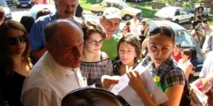 Hunedoara: Licenţiaţii de la Universitatea Spiru Haret - Deva, daţi afară din sălile de examen