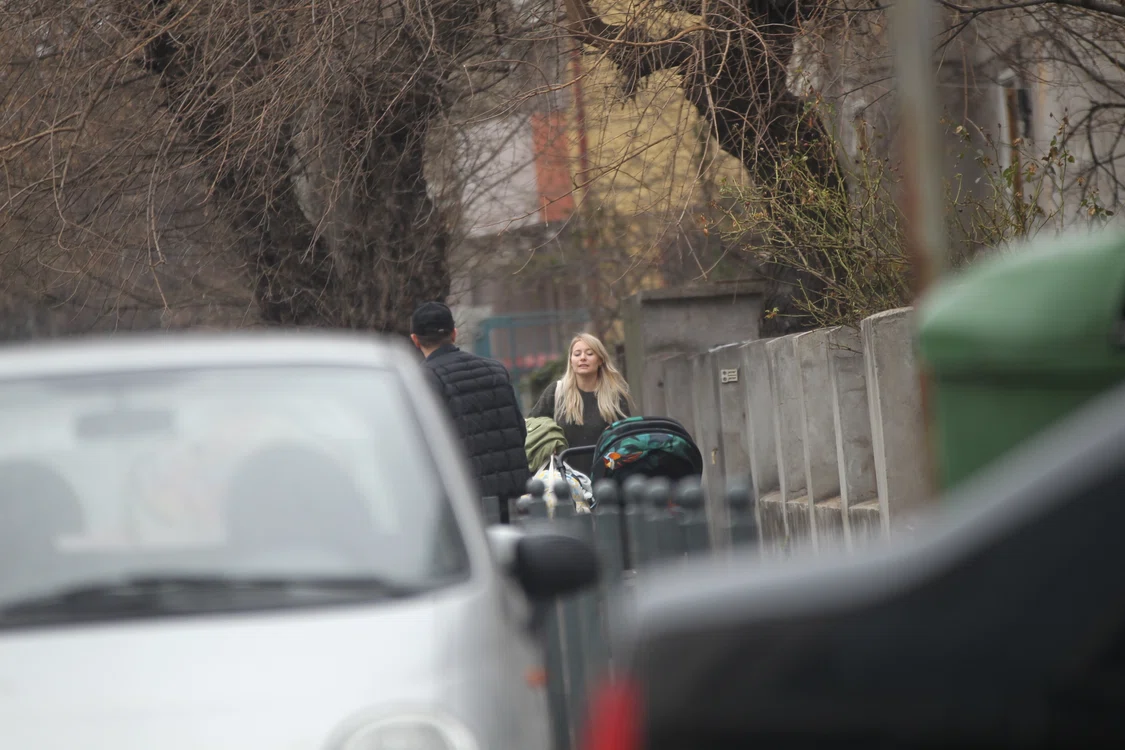 Laura Cosoi și soțul ei, surprinși încărcând bagaje și căruciorul fetiței lor în portbagajul mașinii 