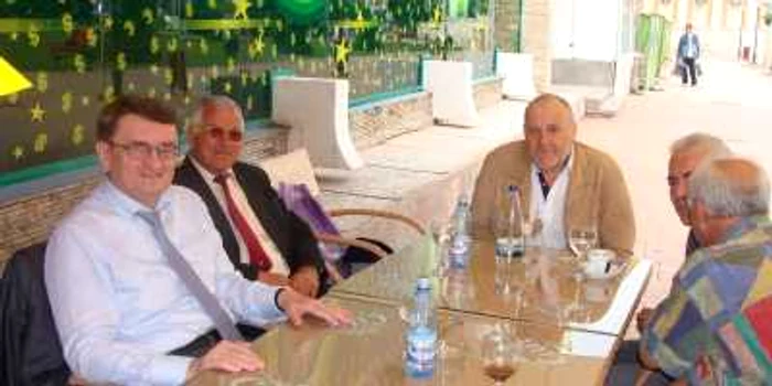 Victor Ciorbea a discutat cu susţinătorii la terasă