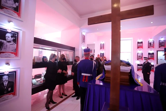 
    Ministrul Lucian Bode,  alături de familia  îndurerată  