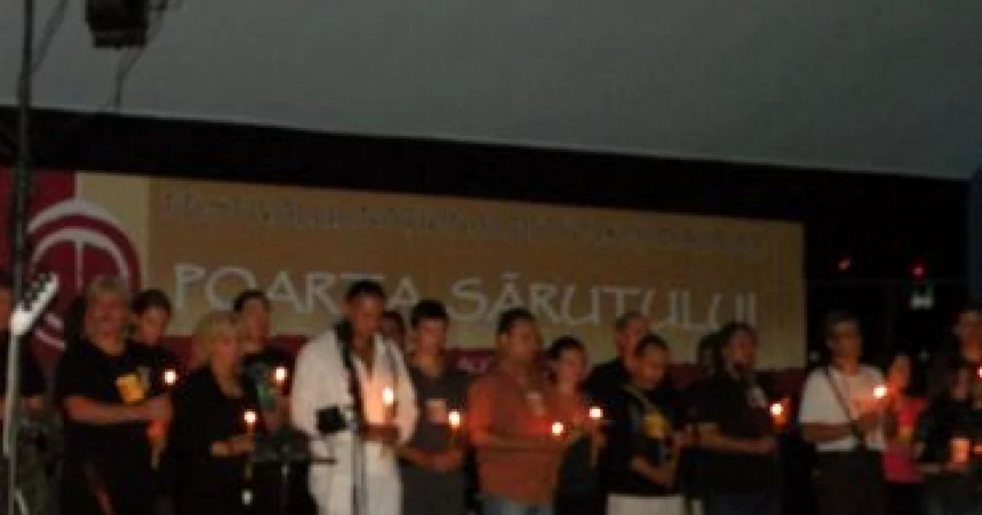Târgu-Jiu: Sute de oameni au cântat până spre dimineaţă la festivalul de folk
