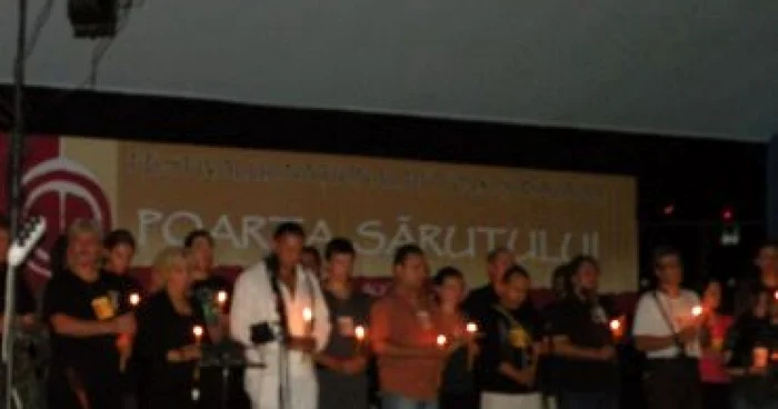 Târgu-Jiu: Sute de oameni au cântat până spre dimineaţă la festivalul de folk