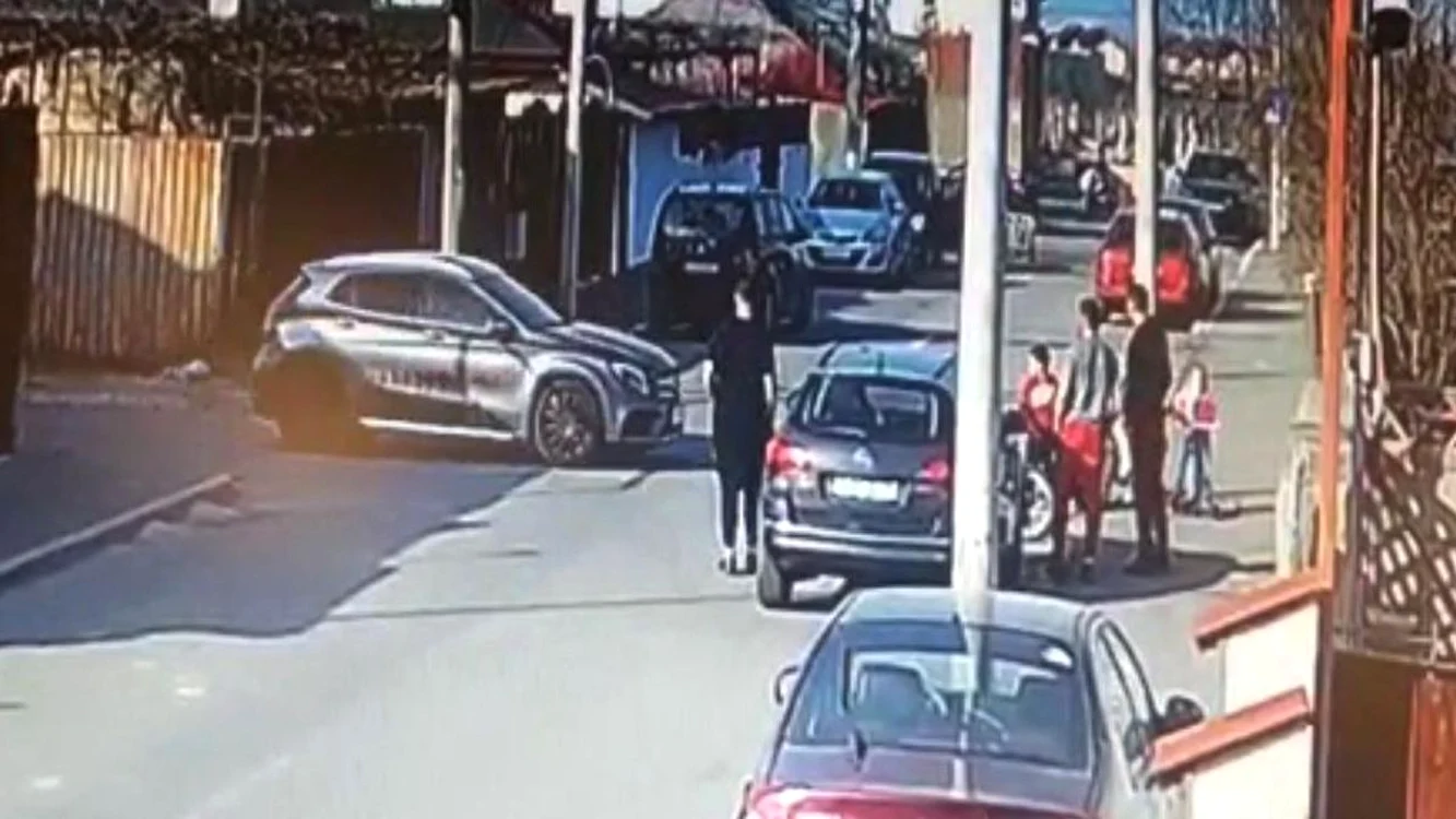 
    Camera de supraveghere din zona a arătat momentul în care mașina se deplasa direct către grupul de copii aflați pe trotuar   