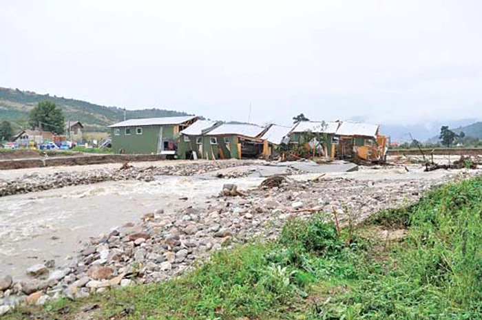 A rămas dezastru după retragerea apelor