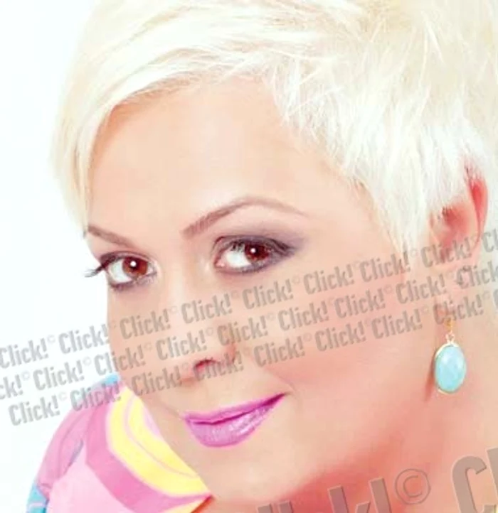 Monica e foarte încântată de noul ei look