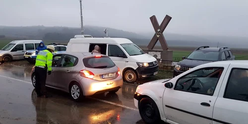 Filtru controale Poliţie la pelerinaj în pandemie la Peştera Sfântului Andrei din Constanţa - Ion Corvin Foto Călin Gavrilaş