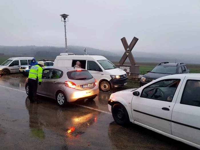 Filtru controale Poliţie la pelerinaj în pandemie la Peştera Sfântului Andrei din Constanţa - Ion Corvin Foto Călin Gavrilaş