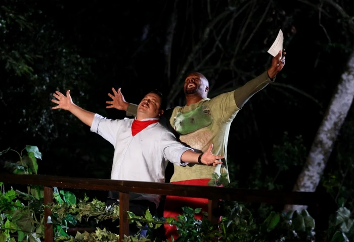 
    "Sunt celebru, scoate-mă de aici": Cabral şi Bobonete, prezentatorii emisiuniiFoto: Pro TV  